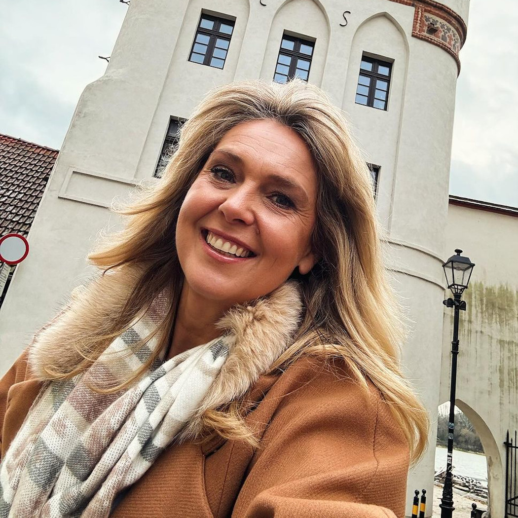 Przegląd najmodniejszych spodni dla 50-latek. Kupisz je na wyprzedażach w Black Friday